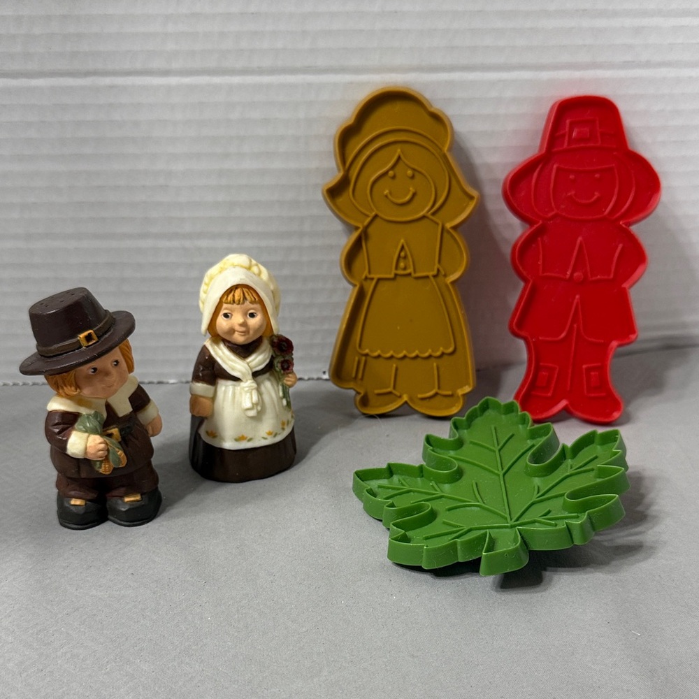 Vintage Hallmark Thanksgiving Pilgrim Salt & Pepper Shakers 3 Cookie Cutters Vtg
